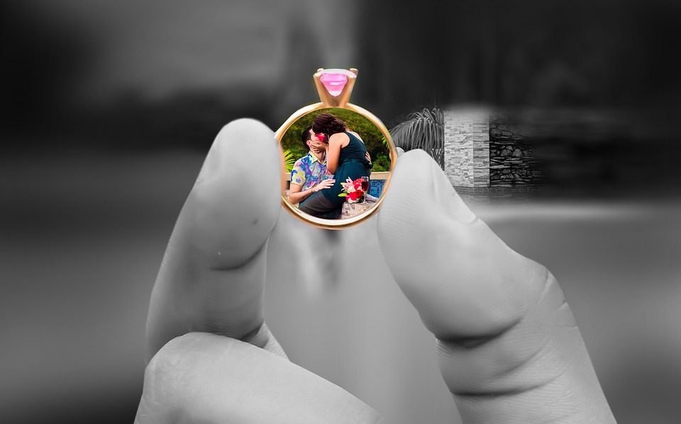 תמונה אחרי עריכה של מגנטים לאירועים בהוד השרון של יד מחזיקה טבעת ובפנים יש תמונה בחור של הטבעת של הזוג 