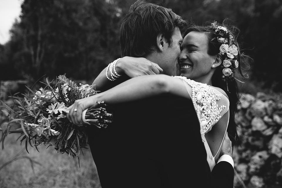 תמונה של זוג שמראה מגנטים לאירועים באילת ומתחבק בשחור לבן 
